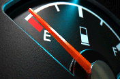 زمانی که چراغ سوخت بنزین روشن میشود، چند کیلومتر دیگر می توان رانندگی کرد؟